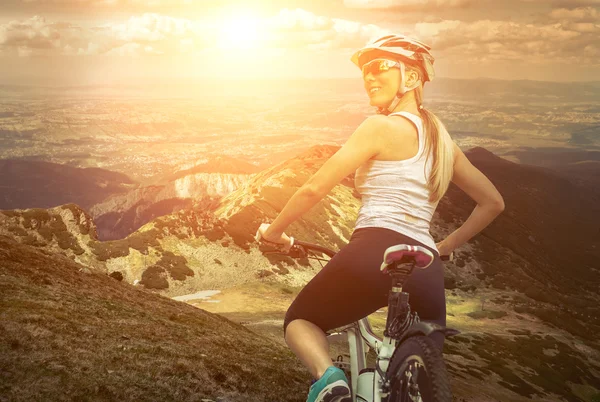 Frau mit Helm auf dem Fahrrad — Stockfoto