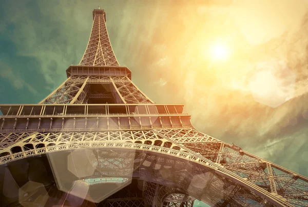 La tour Eiffel sous la lumière du soleil — Photo