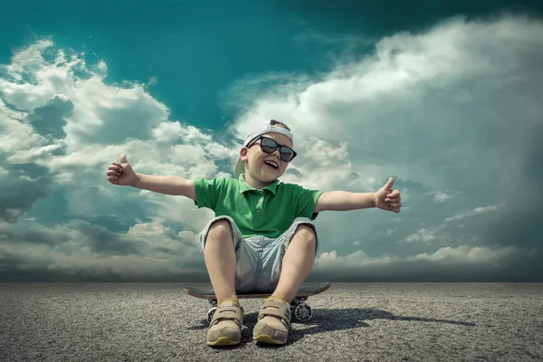 Lindo niño con monopatín — Foto de Stock