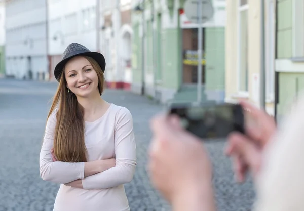 Hombre disparando mujer en el teléfono móvil — Foto de Stock