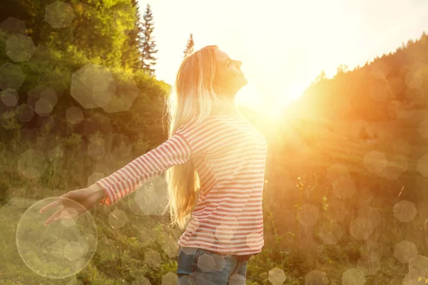 Lycklig kvinna vistelse utomhus — Stockfoto