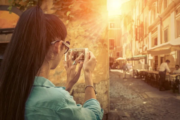 Feminino tiro turístico por telefone em Roma — Fotografia de Stock