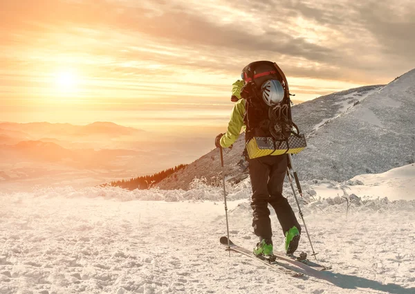 山の backpackat の男性 — ストック写真