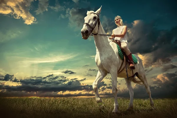 Junge Reiterin reitet auf Pferd — Stockfoto