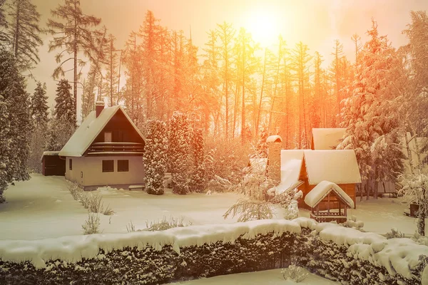 Villa på snö på solig dag — Stockfoto
