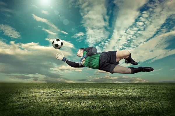 Jogador de futebol com bola em ação — Fotografia de Stock