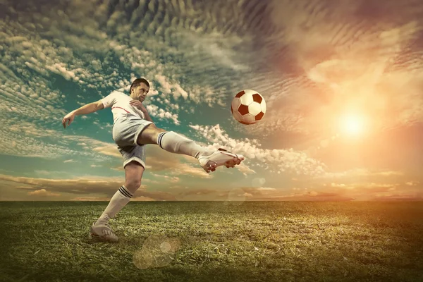 Fußballer mit Ball — Stockfoto