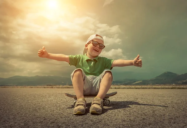 Schattig kind met skateboard — Stockfoto