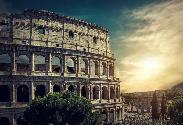 Közkedvelt látogatási hely - római Colosseum. — Stock Fotó