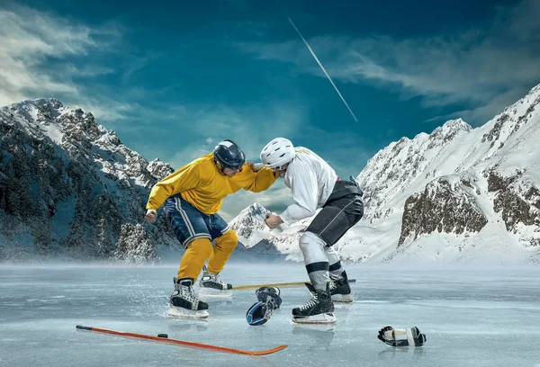 Jugador de hockey sobre hielo en el hielo — Foto de Stock