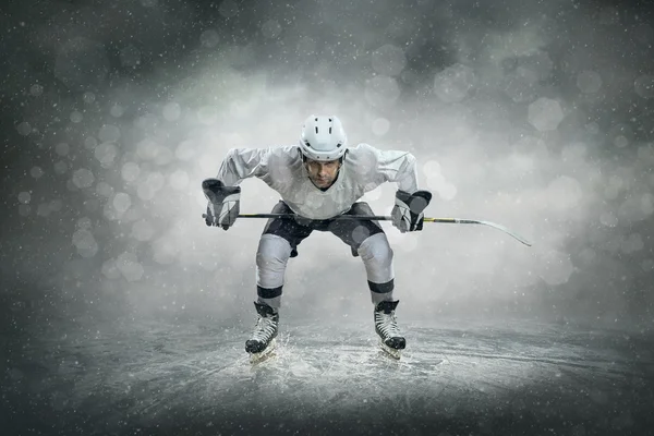 Ijshockeyspeler op het ijs — Stockfoto