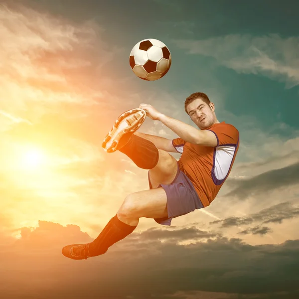 Jogador de futebol com bola — Fotografia de Stock