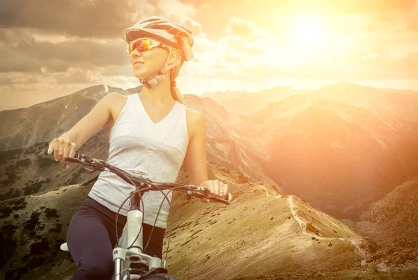 Mulher no capacete na bicicleta — Fotografia de Stock