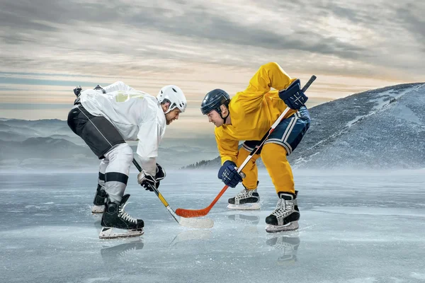 Giocatori di hockey su ghiaccio in azione — Foto Stock