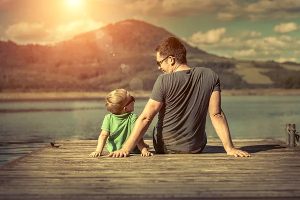 Šťastný otec a syn na molu — Stock fotografie