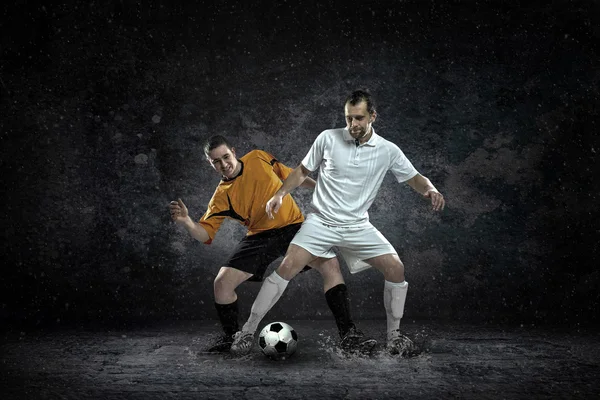 Fußballspieler unter Wasser — Stockfoto