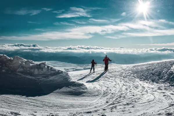 산의 정상에 2 명의 스키 — 스톡 사진