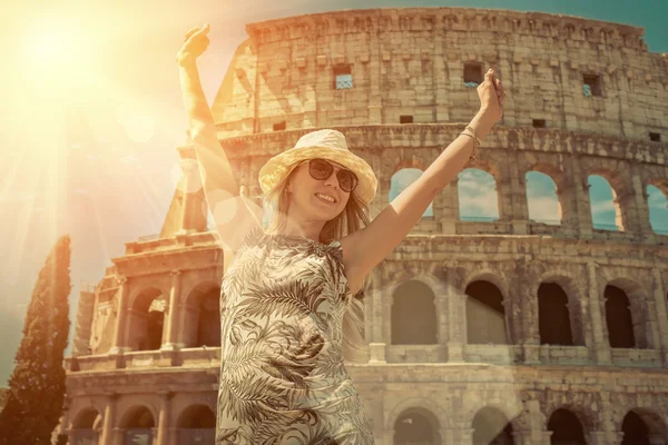 Gelukkig vrouwelijke toerist in Rome. — Stockfoto