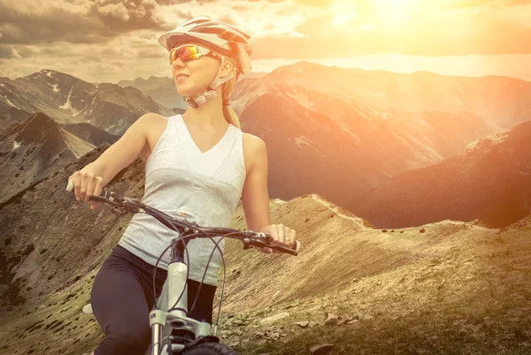 Schöne Frau auf dem Fahrrad — Stockfoto