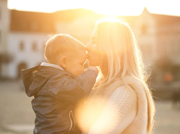 Šťastná matka a syn na ulici — Stock fotografie