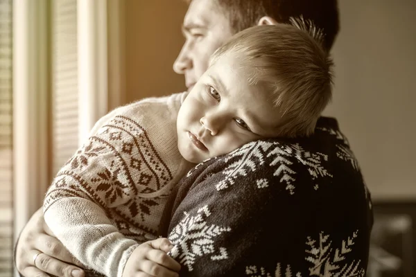 Père et fils près de la fenêtre — Photo