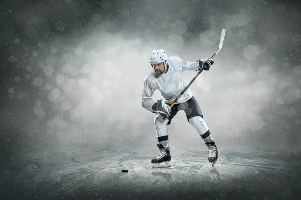 Ice hockey player on the ice, outdoors — Stock Photo, Image
