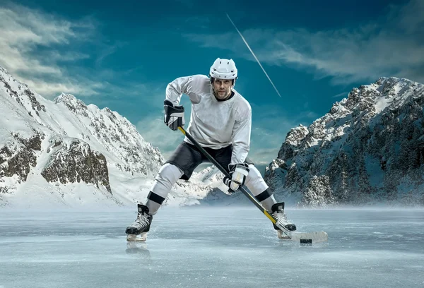 Jugador de hockey sobre hielo en acción al aire libre —  Fotos de Stock