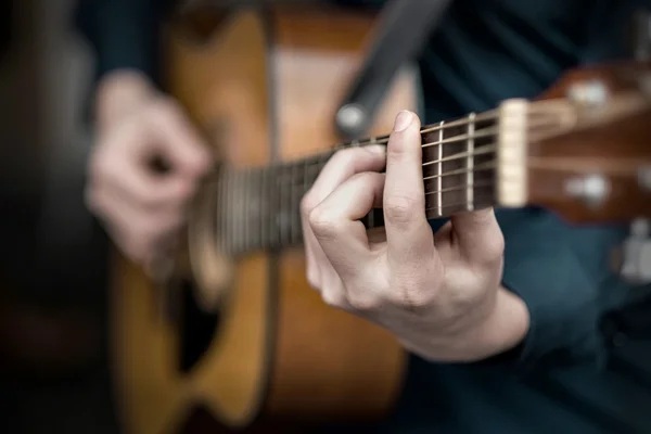 Člověk hrát na akustickou kytaru — Stock fotografie