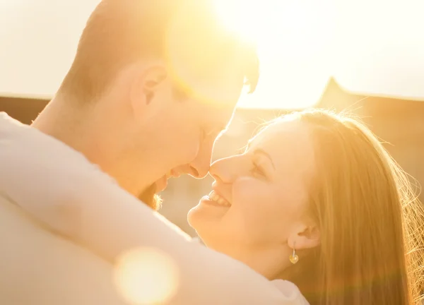 Szczęśliwa para pod światło słoneczne — Zdjęcie stockowe