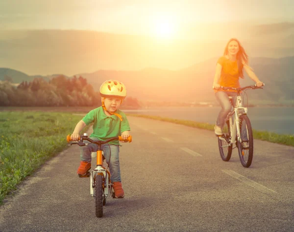 母と息子の自転車には — ストック写真