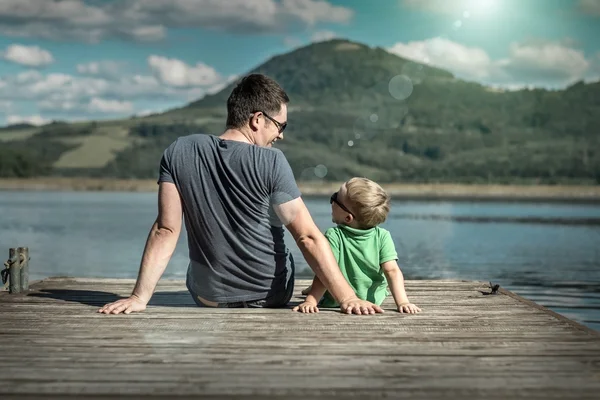 Šťastný otec a syn na molu — Stock fotografie