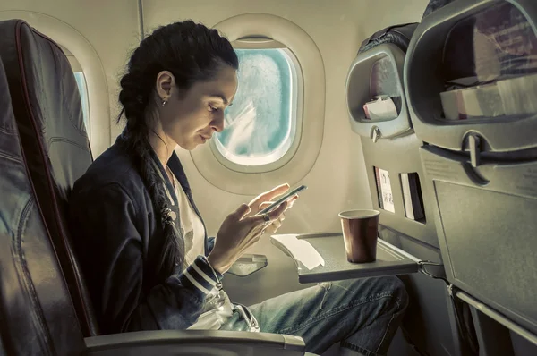 Mulher sentada no avião — Fotografia de Stock