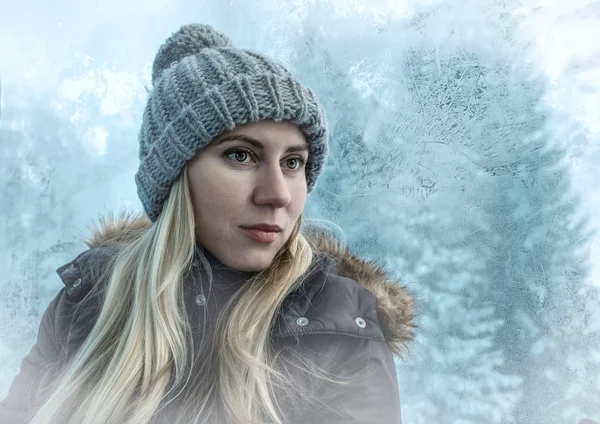 Retrato de una mujer rubia en invierno — Foto de Stock