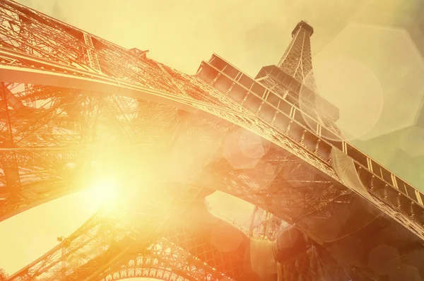 La tour Eiffel sous la lumière du soleil — Photo