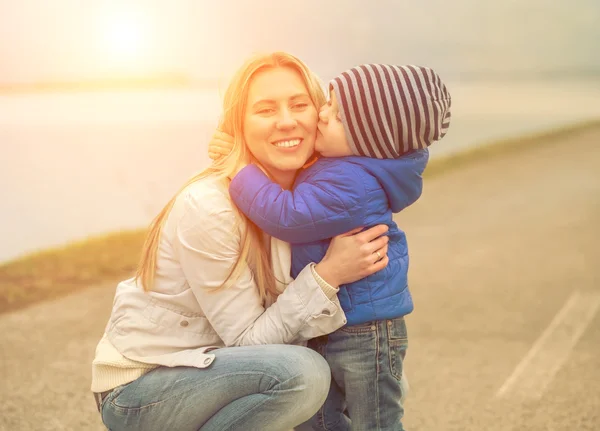 Madre e hijo se divierten — Foto de Stock