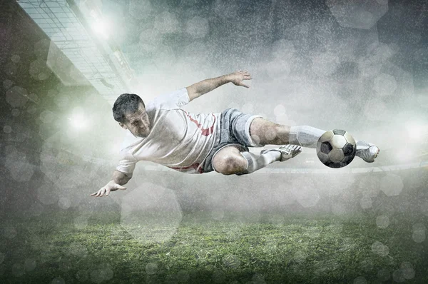 Jugador de fútbol con balón en acción —  Fotos de Stock