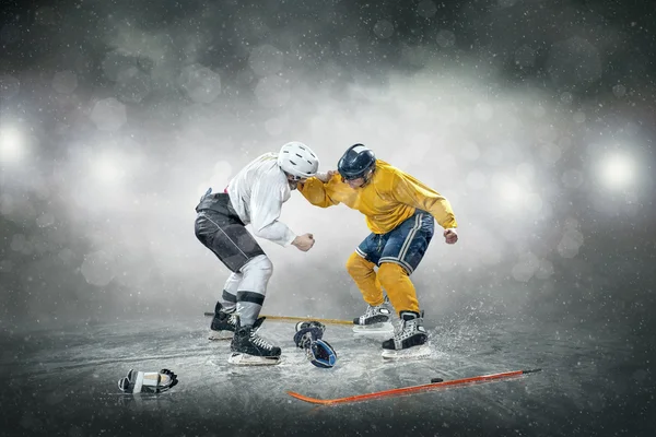 Jugadores de hockey sobre hielo en acción —  Fotos de Stock