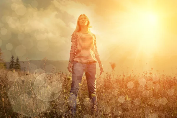 Gelukkige vrouw verblijf buiten — Stockfoto