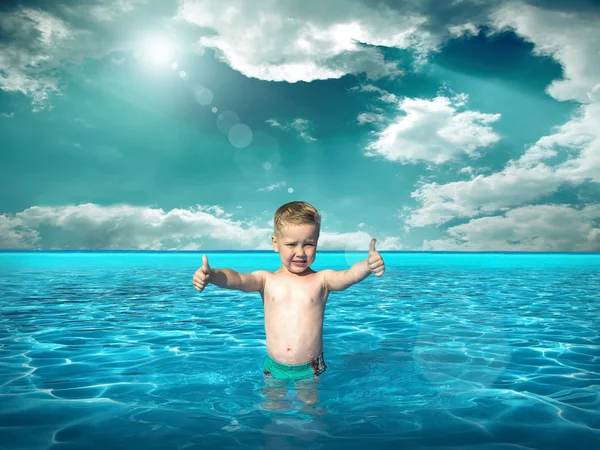 Niño se divierte cerca del agua —  Fotos de Stock