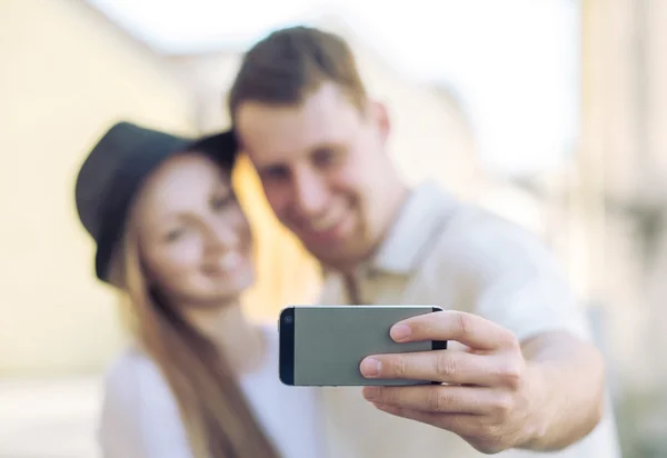 Touristic couple shooting on  mobile phone — Stock Photo, Image