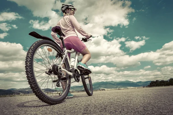 Mulher bonita na bicicleta — Fotografia de Stock