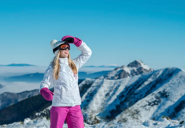 Lycklig kvinna stående på berg — Stockfoto