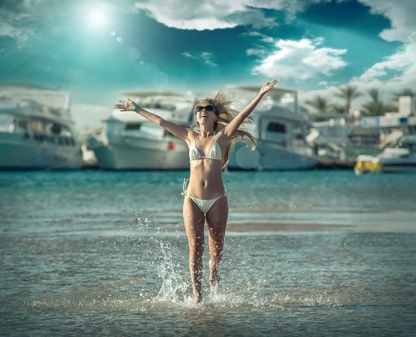 Gelukkig vrouwelijke uitgevoerd op het strand — Stockfoto