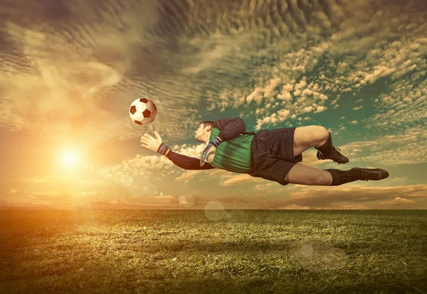 Jogador de futebol com bola em ação — Fotografia de Stock
