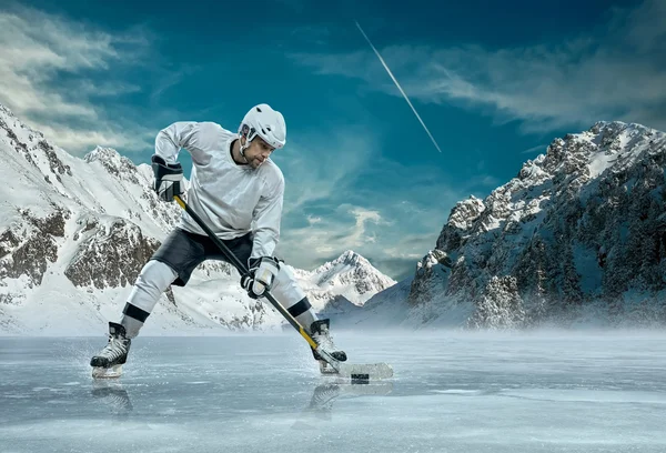 Jugador de hockey sobre hielo en acción al aire libre — Foto de Stock