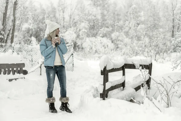 Mujer con copa en invierno — Foto de Stock