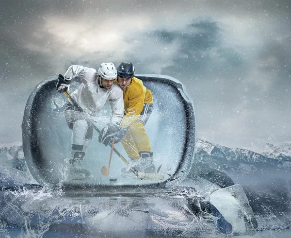 Ice hockeyspelers op ijs. — Stockfoto
