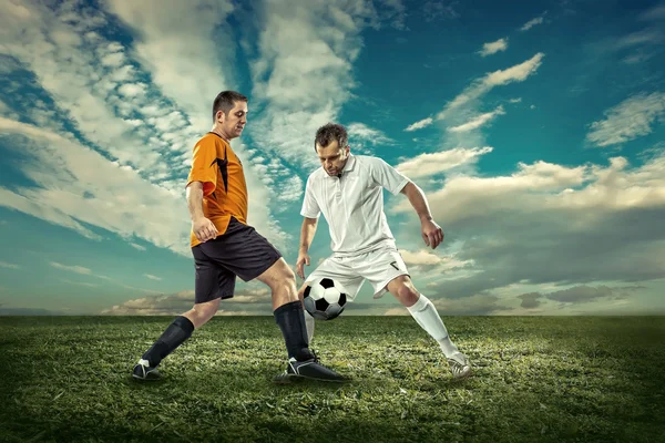 Два футболісти з м'ячем — стокове фото