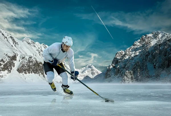 Ijshockeyspeler in actie buiten — Stockfoto