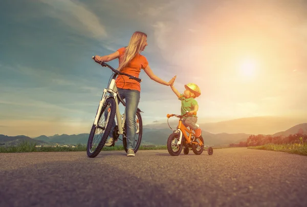 Mãe e filho nas bicicletas — Fotografia de Stock